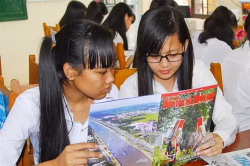 Học sinh đọc sách trong phòng thư viện của nhà trường. Ảnh: Mạnh Linh-TTXVN