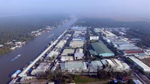 Cảng cá Tắc Cậu (Kiên Giang) là cảng cá lớn nhất trong cả nước với diện tích gần 32 ha, là trung tâm tiếp nhận tàu cá, phân phối và chế biến thủy sản, mua bán hải sản, cung cấp các dịch vụ hậu cần nghề cá, đáp ứng nhu cầu cho các tàu cá trong tỉnh và cả khu vực Đồng bằng sông Cửu Long và một số tỉnh miền Trung. Ảnh: Mạnh Linh-TTXVN
