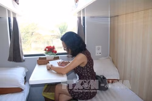 Toa gường nằm rộng rãi, mang đến cho hành khách sự thoải mái, tiện nghi. Ảnh: Nguyễn Thanh - TTXVN