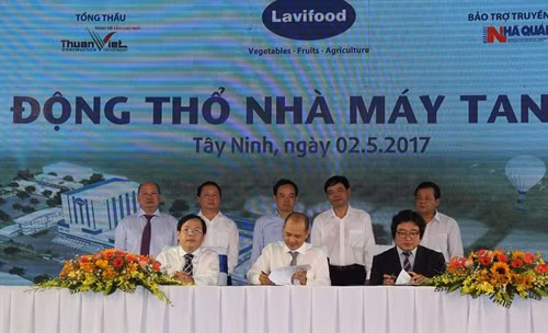 Lãnh đạo Nhà máy Tanifood ký kết với khách hàng chiến lược trong, ngoài nước tiêu thụ sản phẩm của nhà máy. Ảnh: Lê Đức Hoảnh - TTXVN