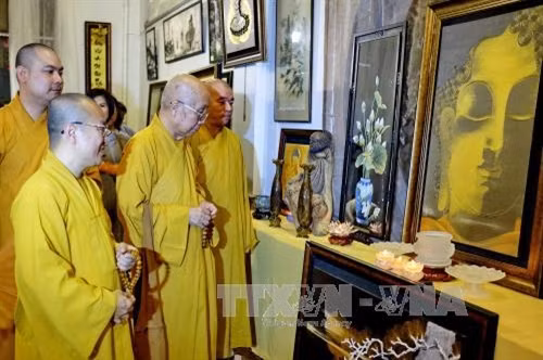 Chư tôn giáo phẩm cùng đông đảo phật tử tham quan triển lãm văn hóa nghệ thuật Phật giáo với hơn 500 tác phẩm từ tranh ảnh, tượng và sản phẩm điêu khắc tại tuần lễ văn hóa. Ảnh: Thế Anh-TTXVN