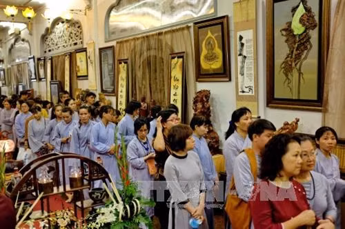 Chư tôn giáo phẩm cùng đông đảo phật tử tham quan triển lãm văn hóa nghệ thuật Phật giáo với hơn 500 tác phẩm từ tranh ảnh, tượng và sản phẩm điêu khắc tại tuần lễ văn hóa. Ảnh: Thế Anh-TTXVN