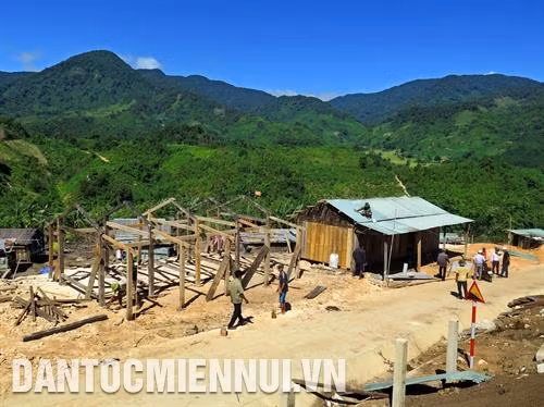 Một điểm tái định cư của đồng bào dân tộc ở xã Trà Nam, huyện Nam Trà My nằm bên cạnh đường bê tông nông thôn, thuận lợi cho việc đi lại, giao thương. Ảnh: Đỗ Trưởng