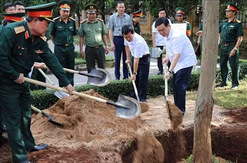 Phó Thủ tướng Vương Đình Huệ trồng cây lưu niệm trong khuôn viên trụ sở Binh đoàn 15. Ảnh: Hoài Nam – TTXVN