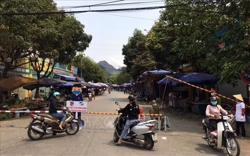 Các chợ dân sinh trên địa bàn tỉnh Lai Châu đều được lập tổ công tác để kiểm soát người ra vào chợ nhằm tăng cường biện pháp phòng, chống dịch COVID-19. Ảnh: Việt Hoàng - TTXVN