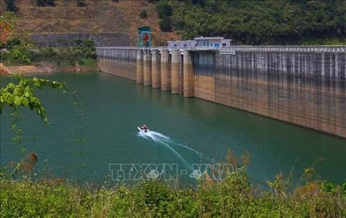 Các hồ thủy điện thiếu hụt 11,38 tỷ m3 so với mực nước dâng bình thường. Ảnh : Ảnh: Ngọc Hà - TTXVN