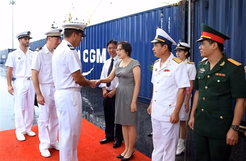 Lễ đón các sỹ quan và thủy thủ tàu Hải quân Pháp VENDEMIAIRE tại cảng Tiên Sa, thành phố Đà Nẵng