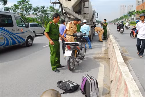 Hiện trường vụ tai nạn giao thông làm 2 nữ sinh viên tử vong. Ảnh: Mạnh Linh- TTXVN