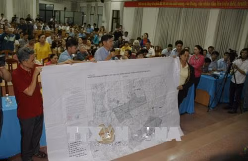 Cử tri quận 2 trình bày bản Sơ đồ điều chỉnh quy hoạch các khu vực không bán nhà thuộc quyền sở hữu nhà nước trên địa bàn quận 2 theo Quyết định 255 của UBND Thành phố Hồ Chí Minh ngày 15/1/1998. Ảnh: Tiến Lực – TTXVN