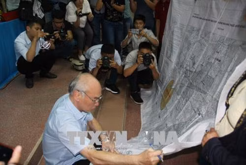 Phó Trưởng đoàn đại biểu Quốc hội Thành phố Hồ Chí Minh Phan Nguyễn Như Khuê xem xét Sơ đồ điều chỉnh quy hoạch các khu vực không bán nhà thuộc quyền sở hữu nhà nước trên địa bàn quận 2 theo Quyết định 255 của UBND Thành phố Hồ Chí Minh ngày 15/1/1998; do cử tri quận 2 trình bày tại phiên tiếp xúc. Ảnh: Tiến Lực - TTXVN