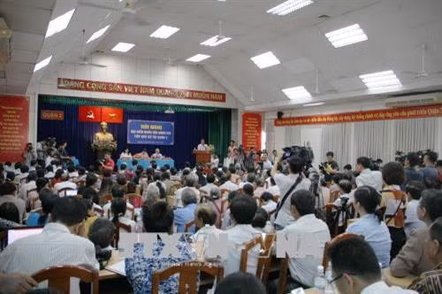 Buổi tiếp xúc cử tri quận 2 thu hút sự tham gia đông đảo của người dân quận 2 và phóng viên các cơ quan thông tấn, báo chí. Ảnh: Tiến Lực - TTXVN
