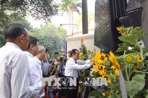 Lãnh đạo thành phố Hồ Chí Minh cùng các đồng chí lão thành cách mạng dâng hương các anh hùng liệt sĩ tại bia tưởng niệm chiến sĩ Biệt động Sài Gòn. Ảnh: Thanh Vũ – TTXVN