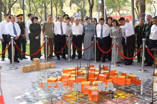 Các đại biểu tham quan triển lãm nghệ thuật sắp đặt. Ảnh: Thanh Vũ - TTXVN