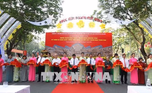Các đồng chí lãnh đạo thành phố, lão thành cách mạng cắt băng khai mạc triển lãm. Ảnh: Thanh Vũ - TTXVN