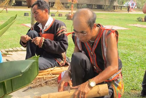 Ông Chama Lếa Giấp đang chế tác đàn Chapi