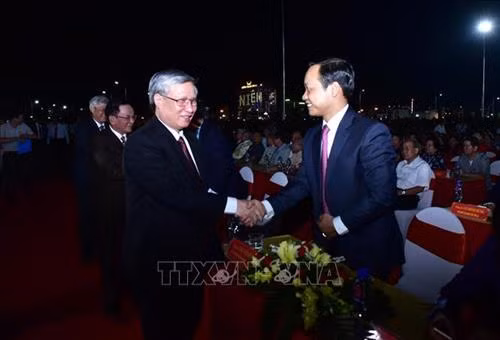 Đồng chí Trần Quốc Vượng, Ủy viên Bộ Chính trị, Thường trực Ban Bí thư gặp gỡ các đại biểu. Ảnh: Diệp Anh – TTXVN