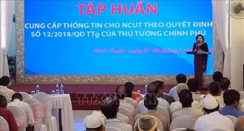 Quang cảnh tập huấn cho người có uy tín trong đồng bào dân tộc thiểu số. Ảnh: Công Thử - TTXVN