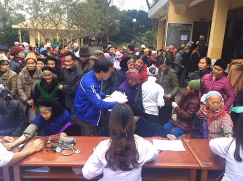 Đông đảo bà con đến khám bệnh trong chương trình "Tình nguyện mùa đông" năm 2018 do Thành đoàn Hà Nội tổ chức tại Cao Bằng. Ảnh: thanhdoanhanoi.gov.vn