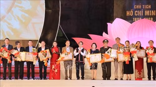 UBND tỉnh Gia Lai cho các tập thể có những đóng góp tích cực cho sự thành công của Festival văn hóa Cồng chiêng Tây Nguyên 2018. Ảnh: Dư Toán – TTXVN.