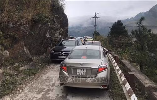 Các phương tiện giao thông ùn tắc tại đường lên Khu du lịch Mẫu Sơn, Lang Sơn. Ảnh: Quang Duy – TTXVN