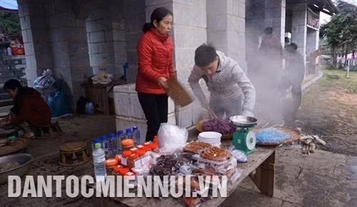 Chuẩn bị các món ăn đặc sản để phục vụ du khách. Ảnh: Hoàng Tâm