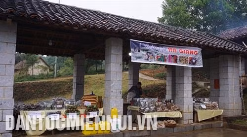 Các sản vật đặc trưng ở vùng cao được bán ở Chợ phiên. Ảnh: Hoàng Tâm