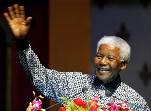 Cựu Tổng thống Nam Phi Nelson Mandela tại Hội nghị AIDS quốc tế ở Bangkok, Thái Lan ngày 15/7/2004. Ảnh: AFP/ TTXVN