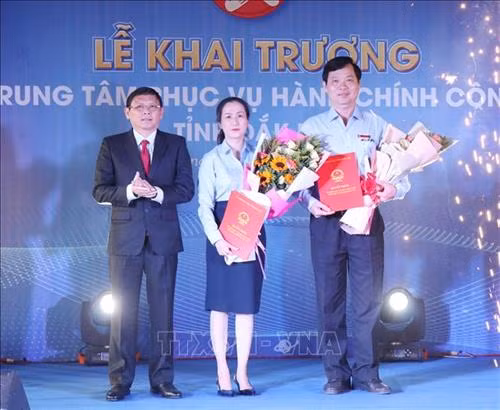 Trao quyết định thành lập Trung tâm và quyết định bổ nhiệm Giám đốc Trung tâm Phục vụ Hành chính công. Ảnh: Tuấn Anh - TTXVN