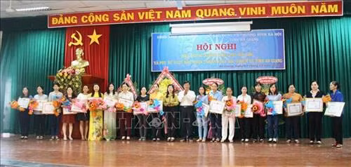 Trao tặng bằng khen của UBND tỉnh An Giang cho các cán bộ nữ vượt khó hoàn thành nhiệm vụ. Ảnh: Thanh Sang-TTXVN