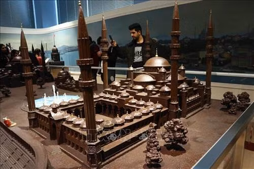 Tác phẩm điêu khắc từ sô cô la được trưng bày tại Bảo tàng sô cô la ở Istanbul, Thổ Nhĩ Kỳ, ngày 30/12/2019. Ảnh: THX/ TTXVN Các bức tượng sô cô la được trưng bày tại Bảo tàng sô cô la ở Istanbul, Thổ Nhĩ Kỳ, ngày 30/12/2019. Ảnh: THX/ TTXVN Du khách tham quan Bảo tàng sô cô la ở Istanbul, Thổ Nhĩ Kỳ, ngày 30/12/2019. Ảnh: THX/ TTXVN Tác phẩm điêu khắc từ sô cô la được trưng bày tại Bảo tàng sô cô la ở Istanbul, Thổ Nhĩ Kỳ, ngày 30/12/2019. Ảnh: THX/ TTXVN Tác phẩm điêu khắc từ sô cô la được trưng bày tại Bảo tàng sô cô la ở Istanbul, Thổ Nhĩ Kỳ, ngày 30/12/2019. Ảnh: THX/ TTXVN Tác phẩm điêu khắc từ sô cô la được trưng bày tại Bảo tàng sô cô la ở Istanbul, Thổ Nhĩ Kỳ, ngày 30/12/2019. Ảnh: THX/ TTXVN Du khách tham quan Bảo tàng sô cô la ở Istanbul, Thổ Nhĩ Kỳ, ngày 30/12/2019. Ảnh: THX/ TTXVN