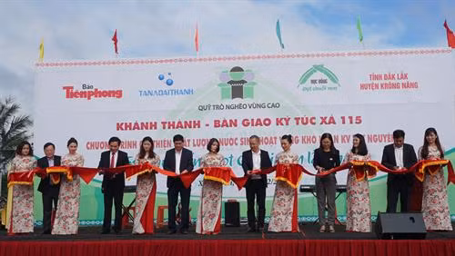 Các đại biểu thực hiện nghi thức cắt Băng khánh thành Ký túc xá 115. Ảnh: gddt.daklak.gov.vn