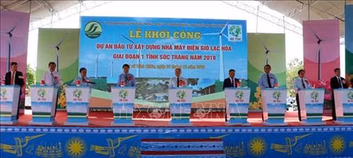 Nhấn nút Khởi công Dự án điện gió Lạc Hòa - Vĩnh Châu. Ảnh: Trung Hiếu - TTXVN