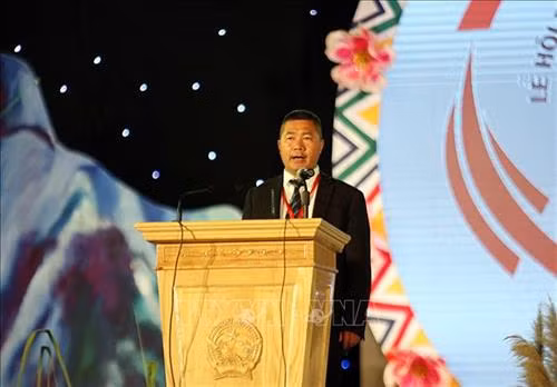 Đồng chí Hoàng Kiến Phúc, Thường vụ Huyện ủy, Trưởng ban Công tác Mặt trận Thống nhất huyện Giang Thành, tỉnh Vân Nam (Trung Quốc) phát biểu. Ảnh: Quý Trung – TTXVN