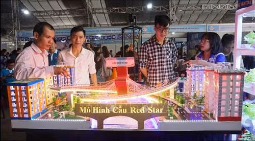 Khách tham quan mô hình cầu RED STAR của Trường Đại học Giao thông vận tải - Phân hiệu tại Thành phố Hồ Chí Minh tại Liên hoan Tuổi trẻ sáng tạo Thành phố Hồ Chí Minh năm 2019. Ảnh: Thu Hoài - TTXVN