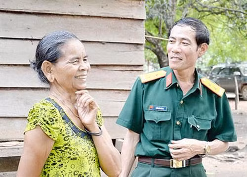 Già làng Ksor H’lâm trao đổi công tác vận động quần chúng với lãnh đạo Trung đoàn 710 (Binh đoàn 15). Ảnh: sggp.org.vn