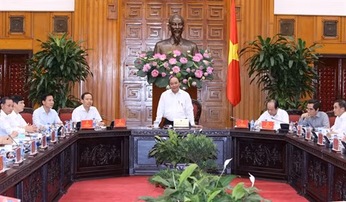 Sáng 26/9/2016, tại Trụ sở Chính phủ, Thủ tướng Nguyễn Xuân Phúc làm việc với các đồng chí lãnh đạo chủ chốt tỉnh Thanh Hóa về tình hình kinh tế - xã hội 9 tháng đầu năm và phương hướng, nhiệm vụ trong 3 tháng cuối năm 2016. Trong ảnh: Thủ tướng Nguyễn Xuân Phúc phát biểu chỉ đạo. Ảnh: Thống Nhất-TTXVN