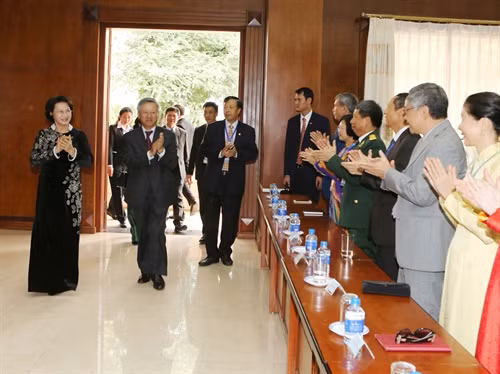 Chủ tịch Quốc hội Nguyễn Thị Kim Ngân đến thăm cán bộ, nhân viên Đại sứ quán, sinh viên và bà con Việt kiều. Ảnh: Trọng Đức – TTXVN