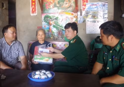 Thăm, tặng quà gia đình chính sách tại xã Lý Quốc (Hạ Lang).
