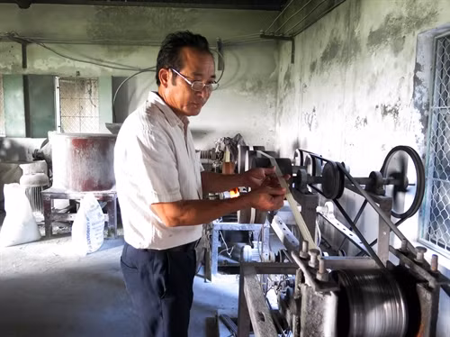 Ông Trần Văn Hài kiểm tra quy trình sản xuất.