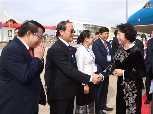 Cán bộ , nhân viên Đại sứ quán và bà con Việt kiều đón Chủ tịch Quốc hội Nguyễn Thị Kim Ngân tại sân bay quốc tế Viêng Chăn. Ảnh: Trọng Đức - TTXVN