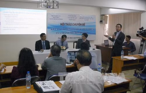 Tiến sỹ Trần Duy Châu, Chuyên viên nghiên cứu Tập đoàn Điện lực Pháp chia sẻ kinh nghiệm phát triển năng lượng mặt trời. Ảnh: Tiến Lực - TTXVN