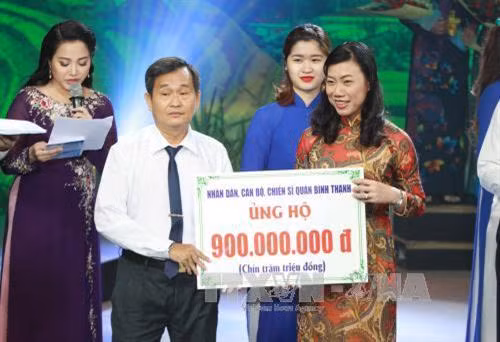 Các đơn vị, tổ chức, doanh nghiệp trao tiền ủng hộ cho Quỹ “Vì biển đảo quê hương - Vì tuyến đầu Tổ quốc”. Ảnh: Phương Vy - TTXVN