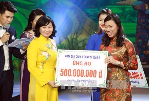 Các đơn vị, tổ chức, doanh nghiệp trao tiền ủng hộ cho Quỹ “Vì biển đảo quê hương - Vì tuyến đầu Tổ quốc”. Ảnh: Phương Vy - TTXVN