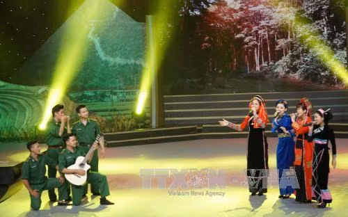 Biểu diễn văn nghệ trong chương trình. Ảnh: Phương Vy – TTXVN