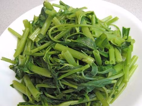 Bí kíp luộc rau muống giòn ngon, không bị thâm đen ảnh 2