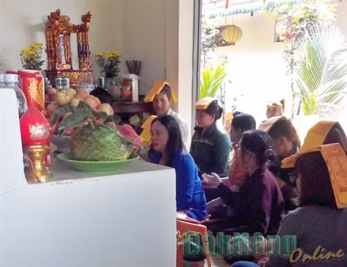 Bà Sinh (người mặc áo màu xanh ở giữa) đang tiến hành làm lễ “trả nợ cõi âm” cho những người có nhu cầu.