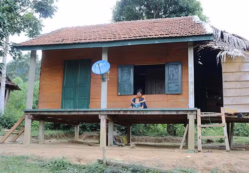 Nhà sàn của người Mã Liềng phải có hai cầu thang lên xuống.