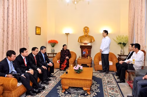 Phó Chủ tịch Quốc hội Tòng Thị Phóng thăm, làm việc với Đại sứ quán Việt Nam tại Cuba. Ảnh: Vũ Lê Hà-Phóng viên TTXVN tại Cuba