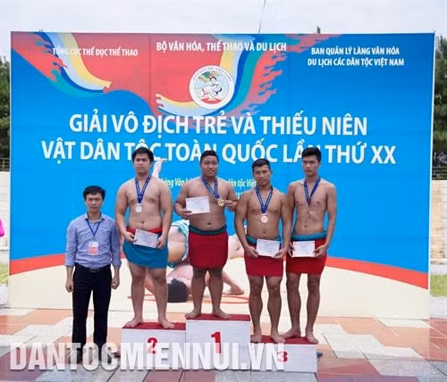 Ban Tổ chức trao huy chương cho các đô vật thuộc lứa tuổi trẻ. Ảnh: Hoàng Tâm