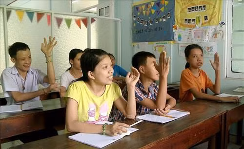 Một giờ học văn hóa ở Trung tâm Bảo trợ nạn nhân chất độc màu da cam và Trẻ em bất hạnh thành phố Đà Nẵng. Ảnh: Quốc Dũng – TTXVN